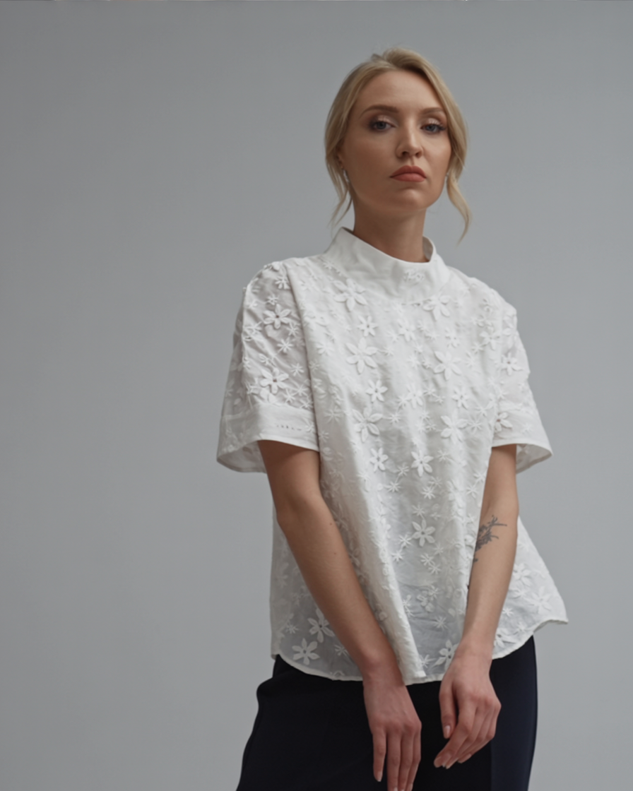 Doutzen | Med broderet ensfarvet stående krave